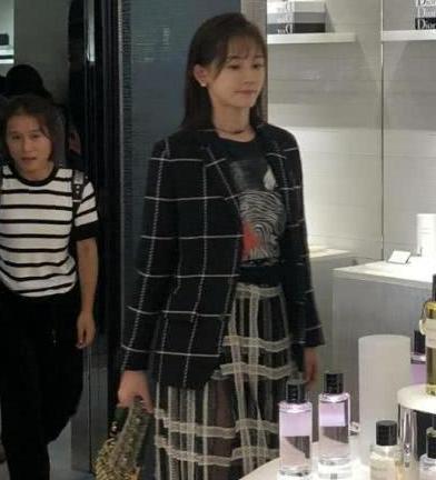 赵丽颖黄景瑜王丽坤出席活动，现场未p图曝光，网友：好养眼