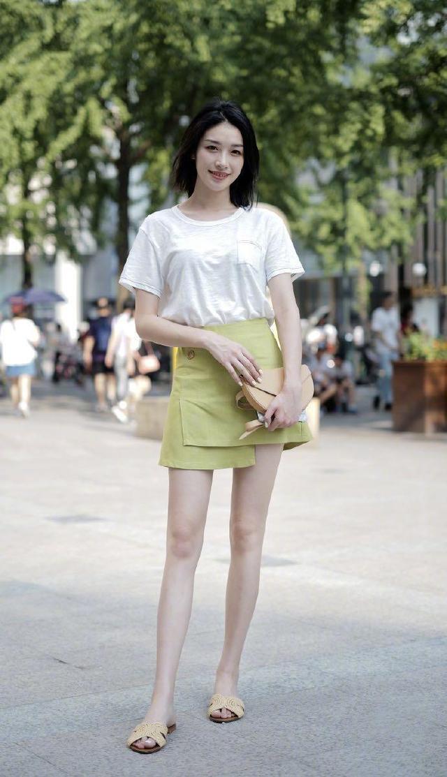 美女街拍：独特娇美晶莹剔透，大秀身材啊！你们怎么看