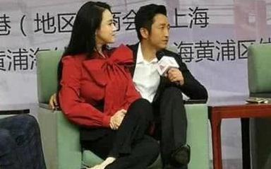 冉莹颖的无跟鞋早被AB杨幂穿烂了，怕站不稳两腿分开连脚趾都用力