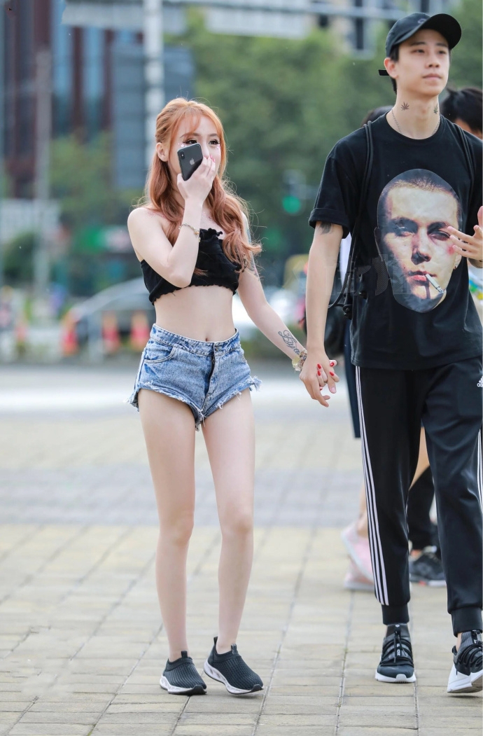 街拍美女，清爽简约的搭配穿出时尚魅力，打造属于夏日的清凉美！