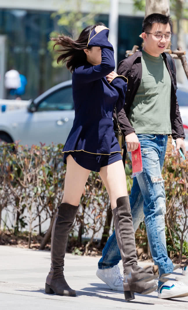 青春妩媚的小姐姐，一头齐肩发尽显成熟女生的轻舞风扬的感觉