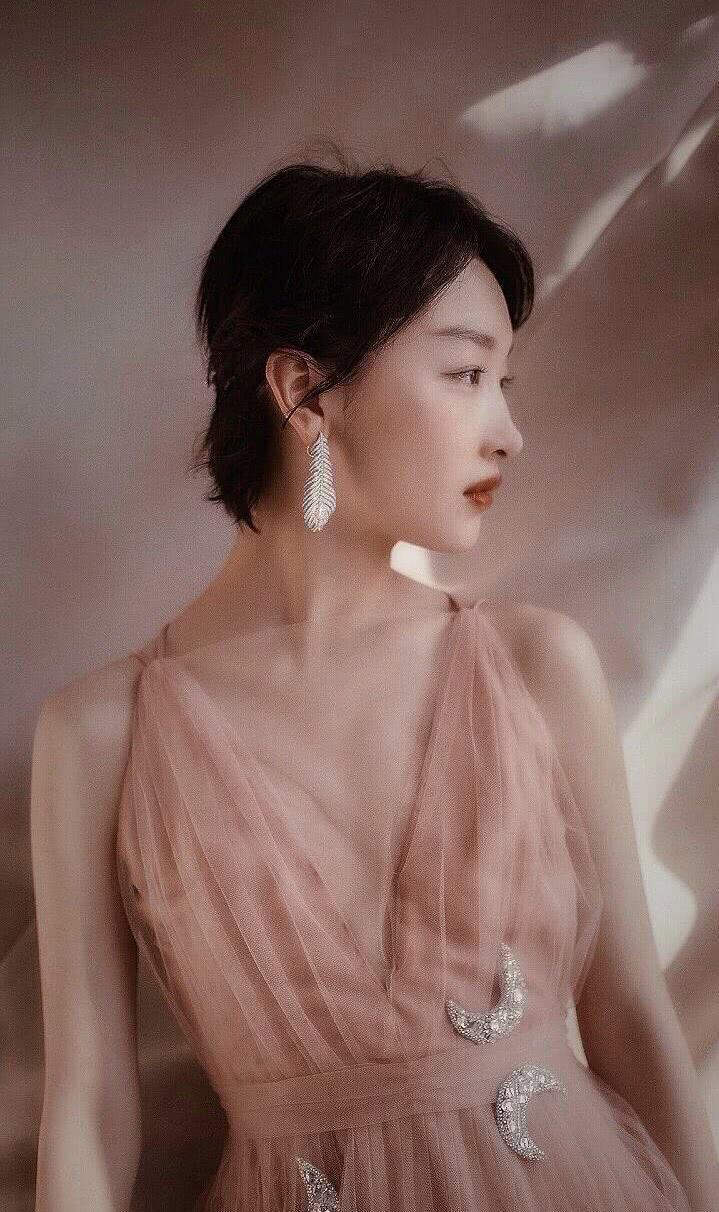 很多人都说周冬雨身材不好，看完精致的脸型后，恐怕你没资格说她