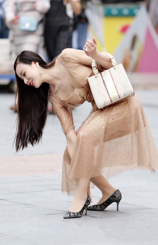 深圳街拍 这么热的天气 能不能帮美女姐姐撑伞 哪怕一次就好