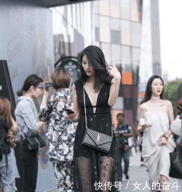 路人街拍小姐姐的吊带长裙很合身,皮肤白皙,唯美不失性感