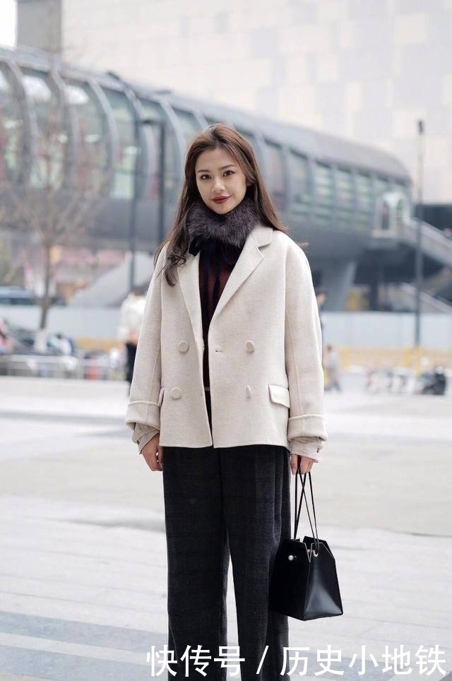 #感觉#街拍:小姐姐看起来很有时尚丽人的感觉,蓝色牛仔裤搭配吊带背心