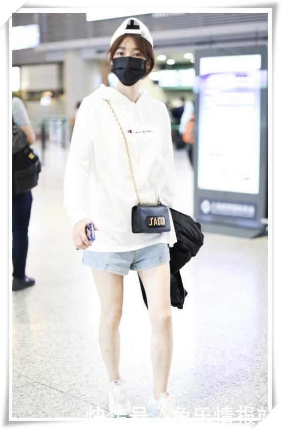 当90斤王丽坤和130斤蒋欣同穿短裤，网友：我宁愿做一个胖子！