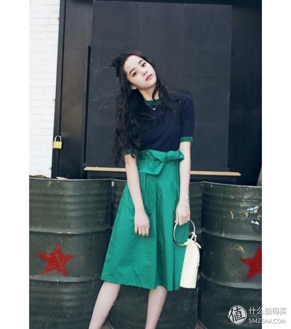 T恤plus过膝裙，开挂的夏天有它们就够了