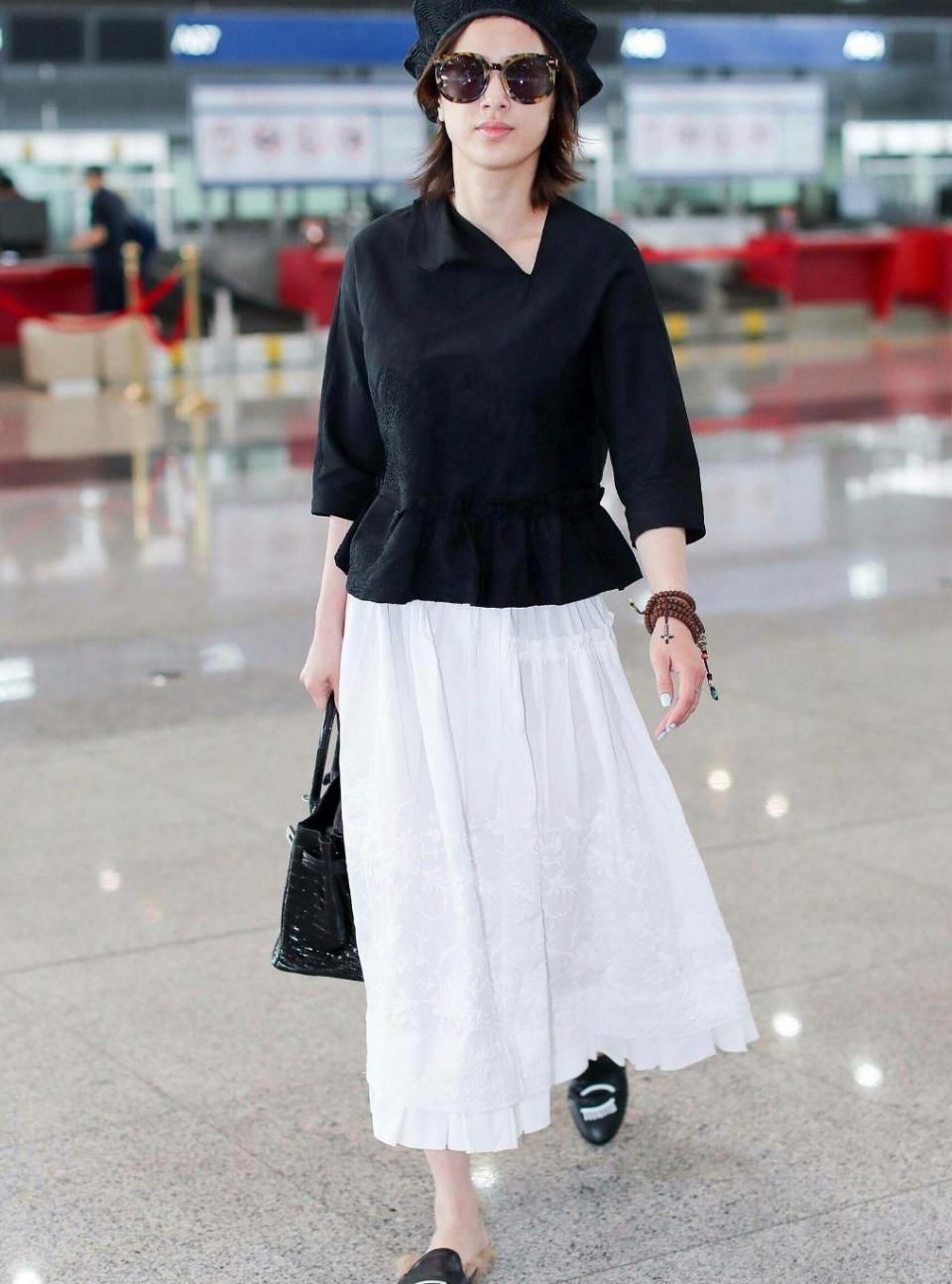 黄圣依是不知道自己腿粗吗?这么窄的短裤，腿都快被她撑变形了!