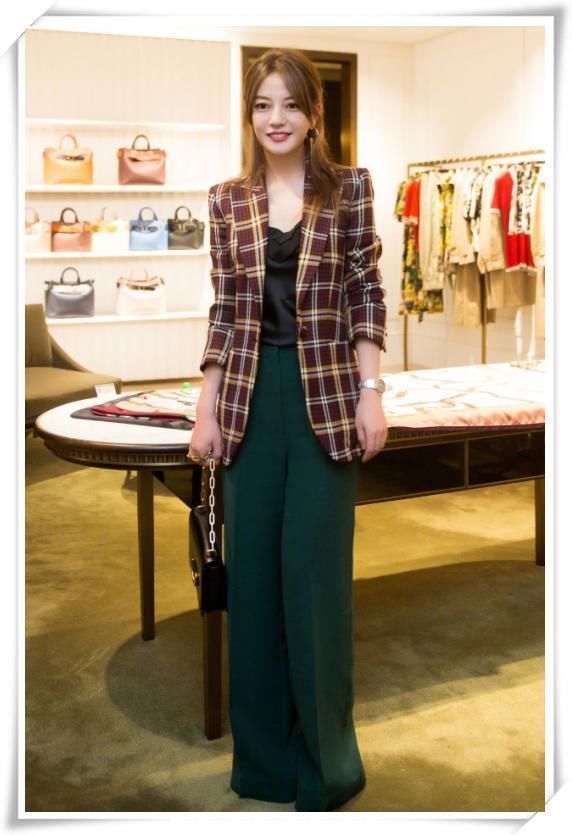 当瘦掉20斤赵薇穿上高腰裤，网友直呼:美炸天!连何穗都甘拜下风