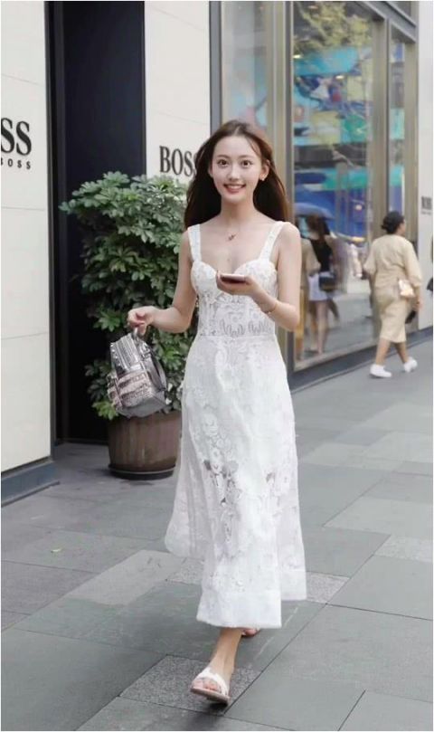 身穿|街拍:长发飘飘的小姐姐,身穿白色上衣搭配短裤,清纯时尚