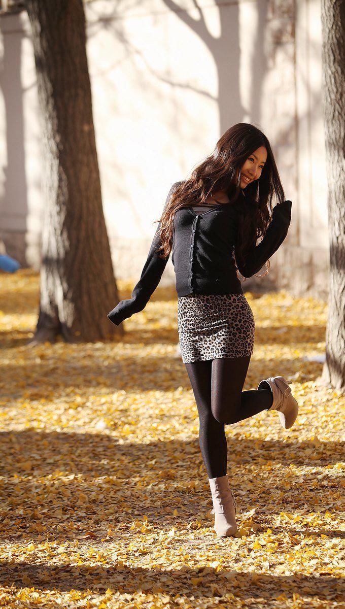 街拍:豹纹包臀短裙黑丝美眉，包裹出凹凸苗条的身材