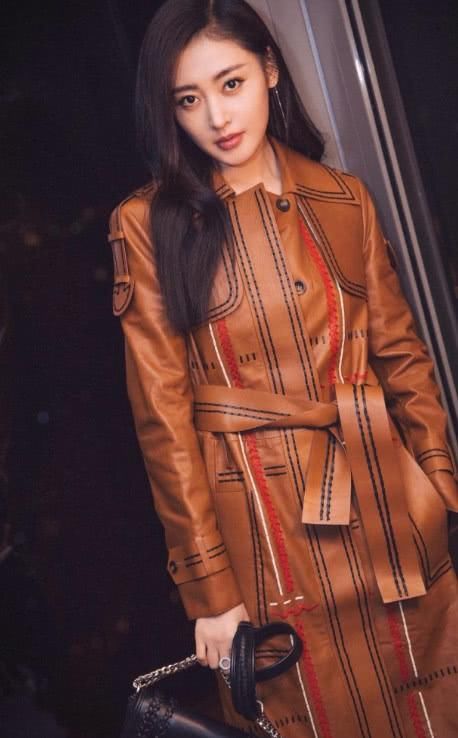 张天爱御姐裙太美!一身大红加方领尽显魅力,网友:这次放大招了