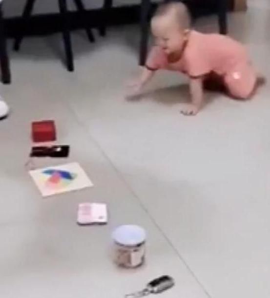  宝宝■奶奶安排“抓周”，宝宝随手抓起的小东西，让奶奶笑容逐渐凝固