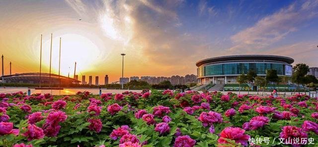 洛阳八大怪有多怪喝汤无勺蹲门外,啤酒一瓶倒下来