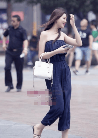 街拍: 旗袍装尽显迷人熟女气质, 婀娜身材让直男不开眼！