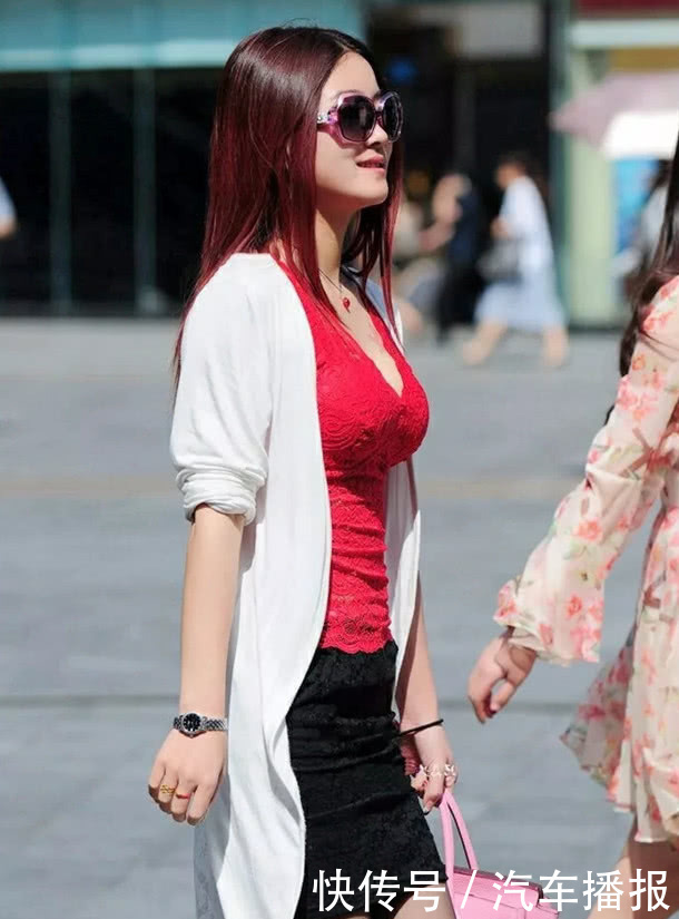 身姿妩媚的小姐姐，性感穿搭引来路人纷纷观望，搞得人家都害羞了