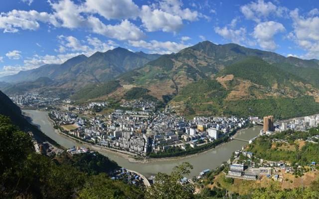 中国八个瘦成一道闪电的城市，人家市区是大饼，他们狭长呈带状!