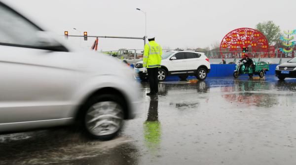  「坚守岗位」保畅通促安全！山东交警雨中执勤尽职责，坚守岗位保平安！