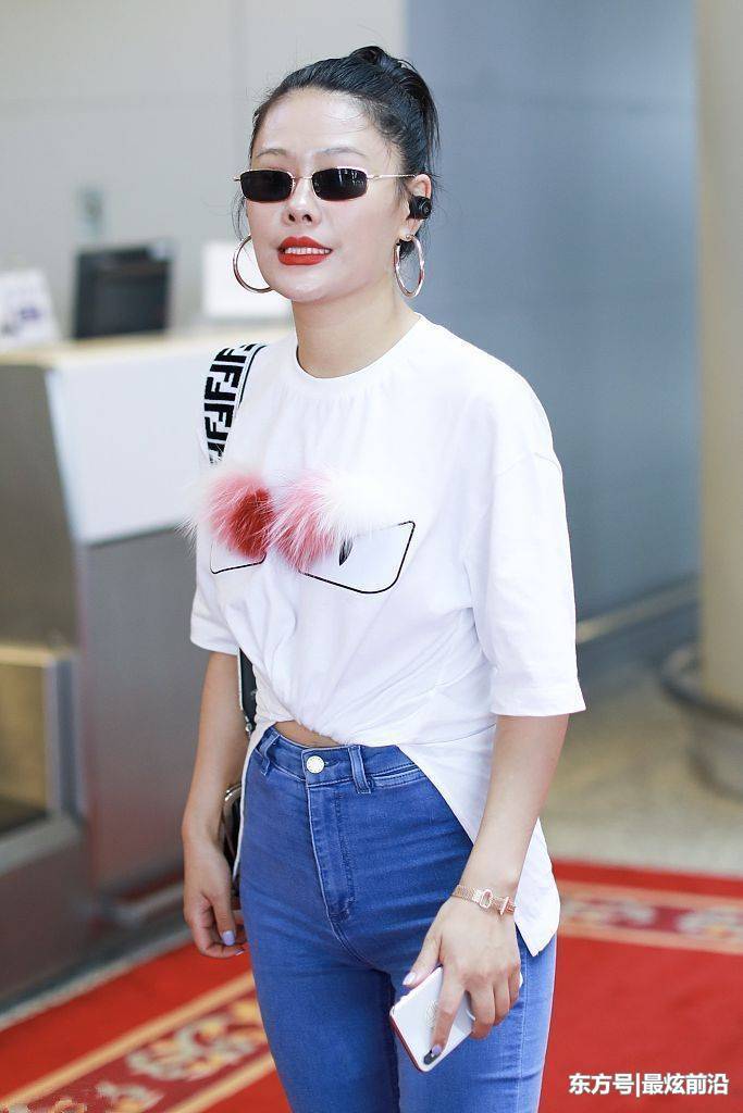 袁娅维对自己真狠！这么紧的裤子硬穿进去，视觉效果却有点尴尬