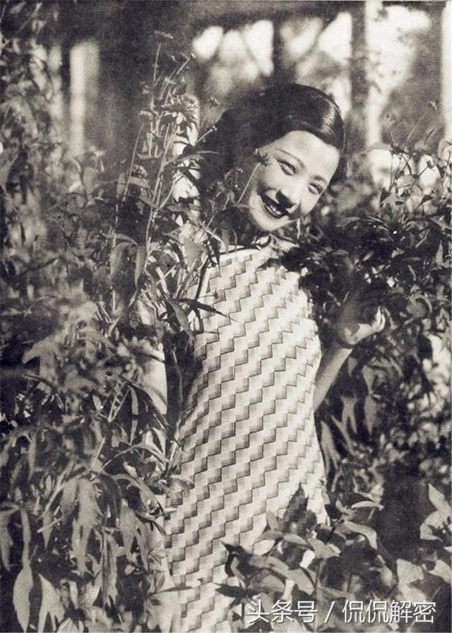 老照片：从容优雅的民国名媛们，旗袍装尽显东方魅力，惊艳众人