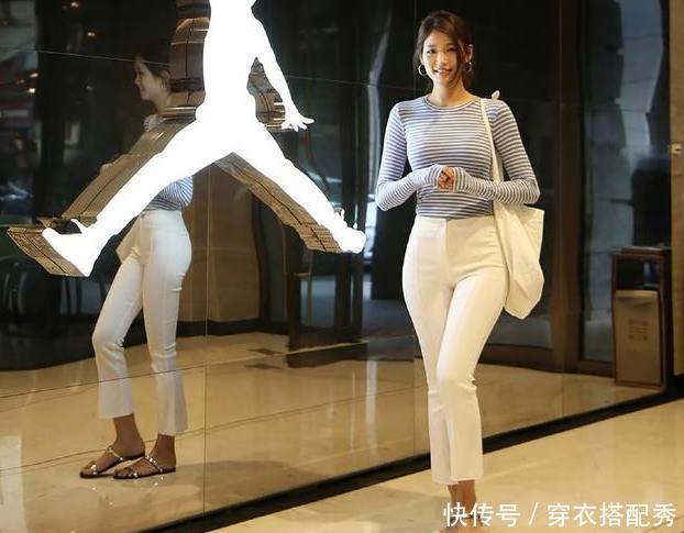 年轻活力的打底裤美女，有着甜美的气息，很招人喜欢！