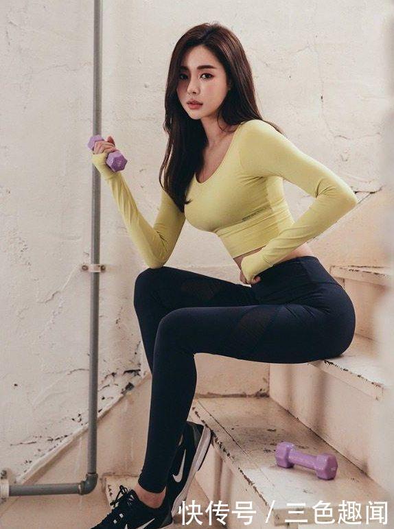 街拍：大气有魅力的紧身打底裤美女，凹凸曲线给人耳目一新的感觉