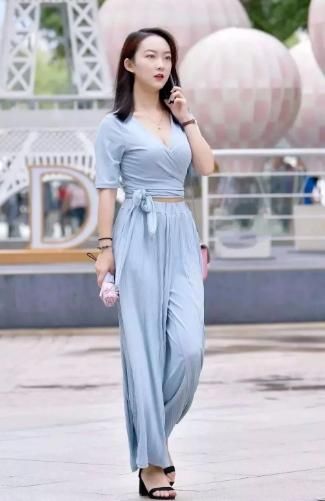 街拍：十分清纯的美女，身穿一袭淡蓝色裙裤，让人移不开眼睛