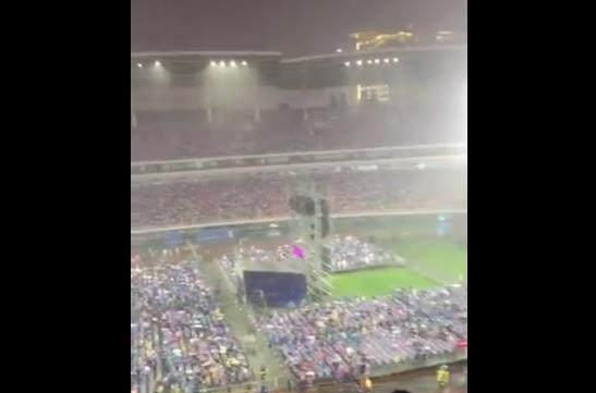 周杰伦长沙演唱会遇暴雨, 真爱粉不愿离场, 淋成