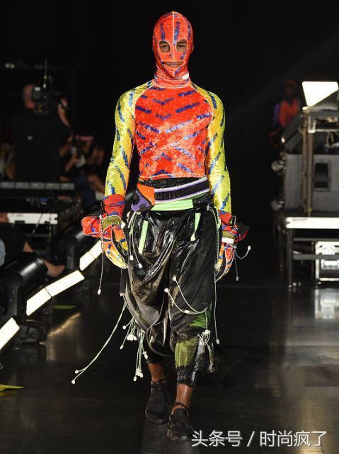 时装周你看不懂的时尚！男穿驴蹄鞋，袜子当帽，最有一位细腰肥胯