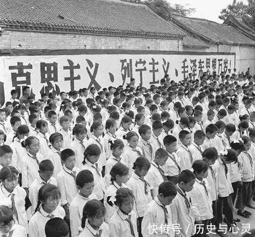 七十年代老照片大城市里也有些人开始像西方一样,穿着比较开放的