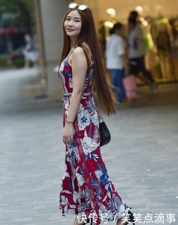  「美女」美女街拍身材曼妙的小姐姐，紧身裙的穿搭，美得更青春
