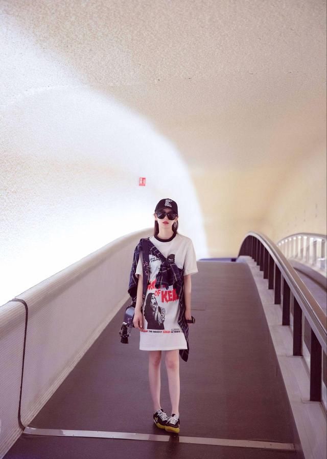 戚薇怎么穿t恤都好看,为啥你不行?因为你没这么搭!