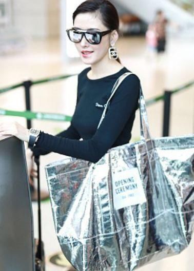 张天爱嫌腰不够细，穿紧身露脐衫搭牛仔裤，网友:求求你别健身了