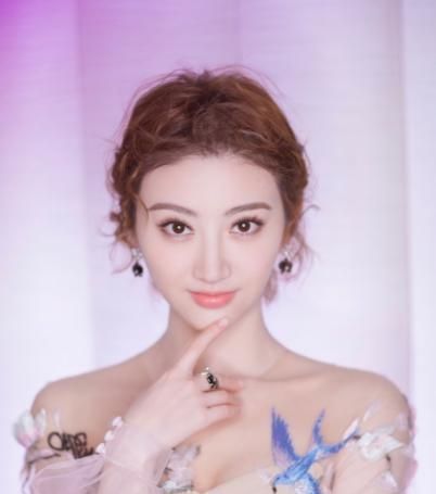「国民」笑容那么甜美的景甜,和张继科谈恋爱 网友:国民女神初长成!