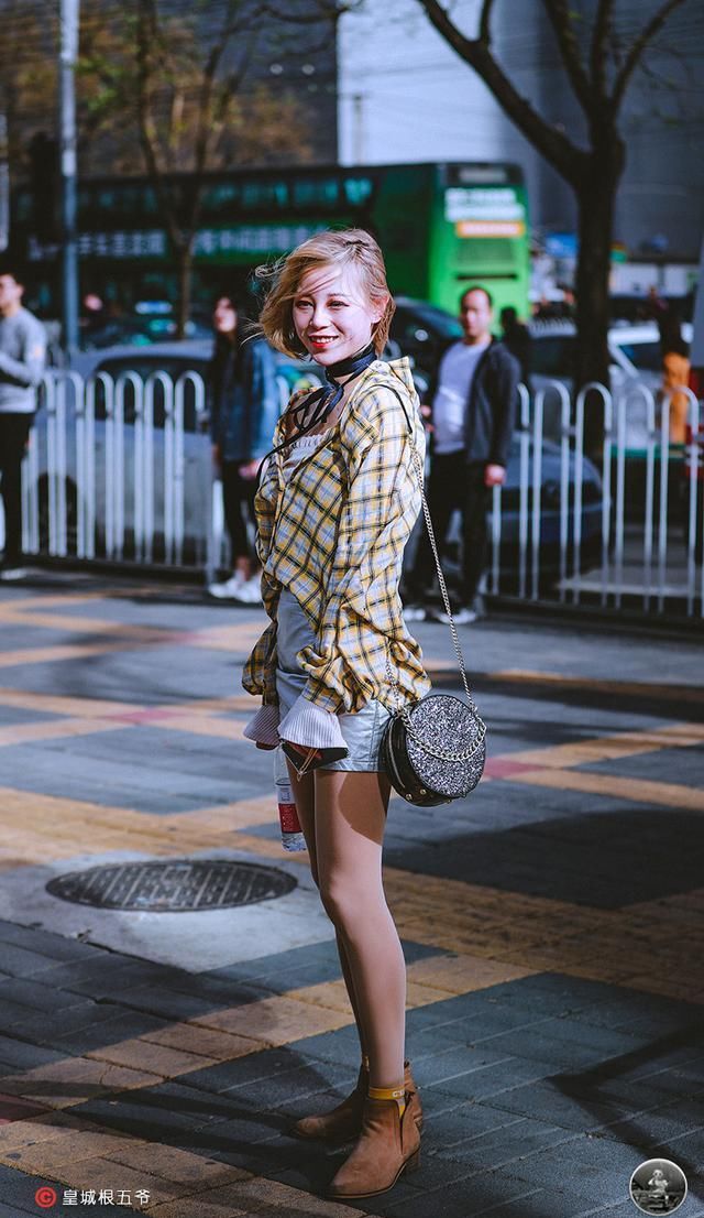 「精致」街拍:不管时尚潮流怎么改变,优秀精致的女人总是活得自信又美丽