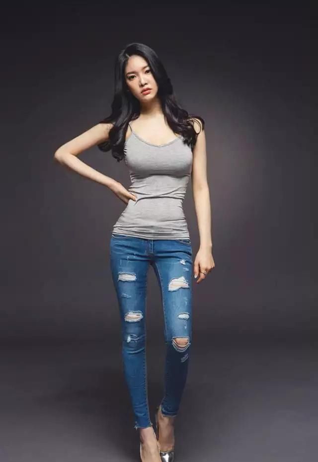 牛仔裤美女的宁静美，显魅力好时光