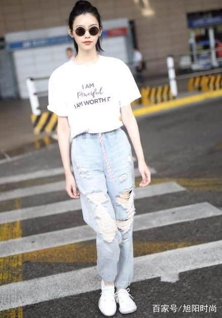 奚梦瑶真会玩！穿“三角形”超短裤出街，网友：腿长了不起啊！