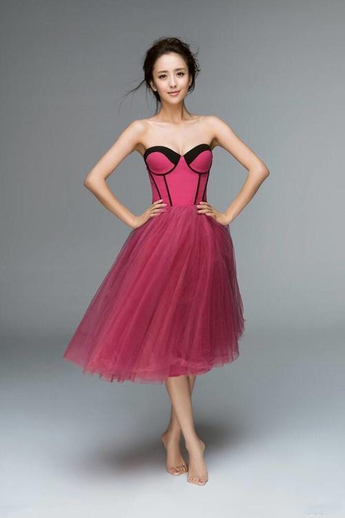 佟丽娅太拼了，抹胸裙瘦的撑不起来，网友：真的有88斤？