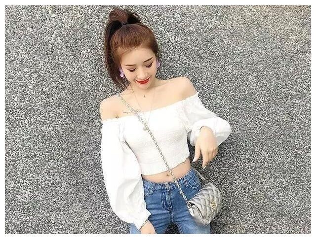 苗条有型的牛仔裤美女，美搭吊带露迷人小蛮腰！