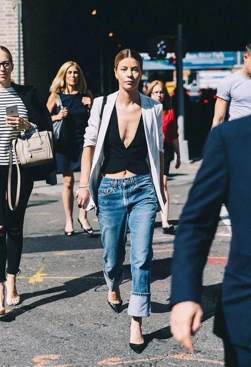 还在穿紧身裤？今年翻边牛仔裤才最火！