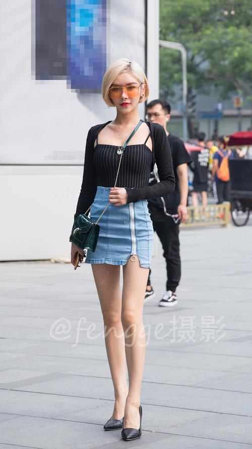 街拍: 偶遇著名网红小喵大宝, 猫步走起来不输T台大模