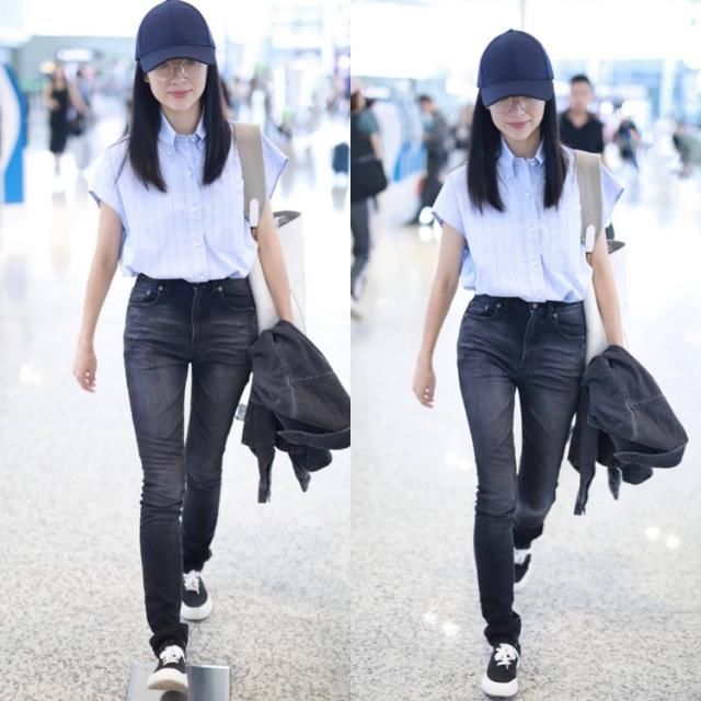 董洁简单穿搭走机场，穿紧身裤80斤却有70斤的效果，麻杆腿吸睛!