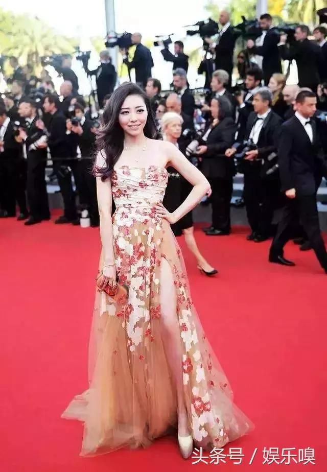 张靓颖也是够狠的!为了抢镜穿抹胸裙有三条拉链 网友:太敢穿了