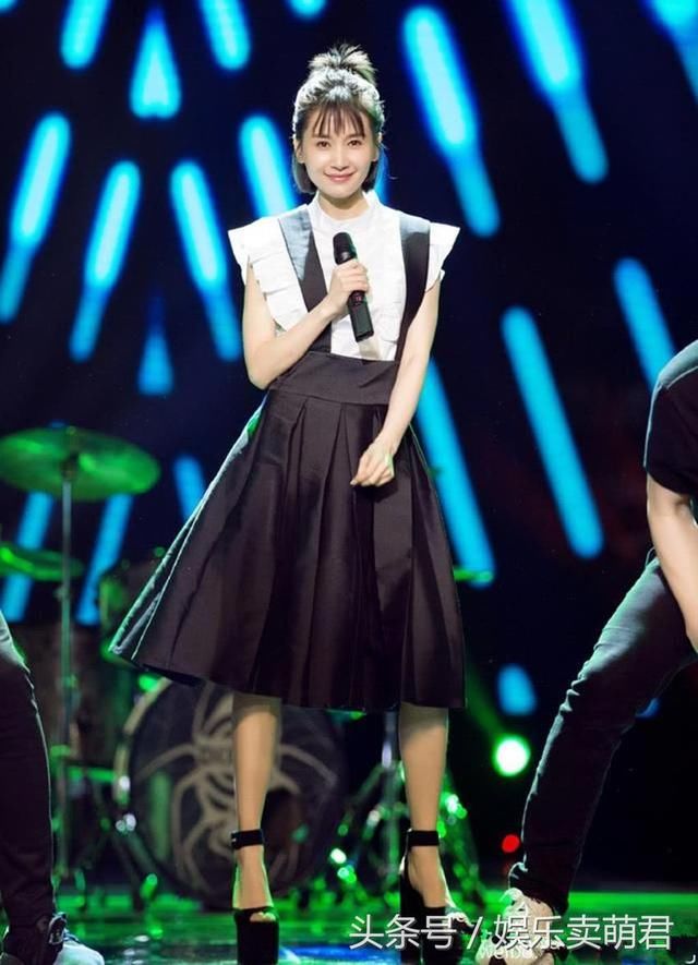 身高不够高跟鞋来凑，王子文的这双高跟鞋，防水台都有10厘米了吧