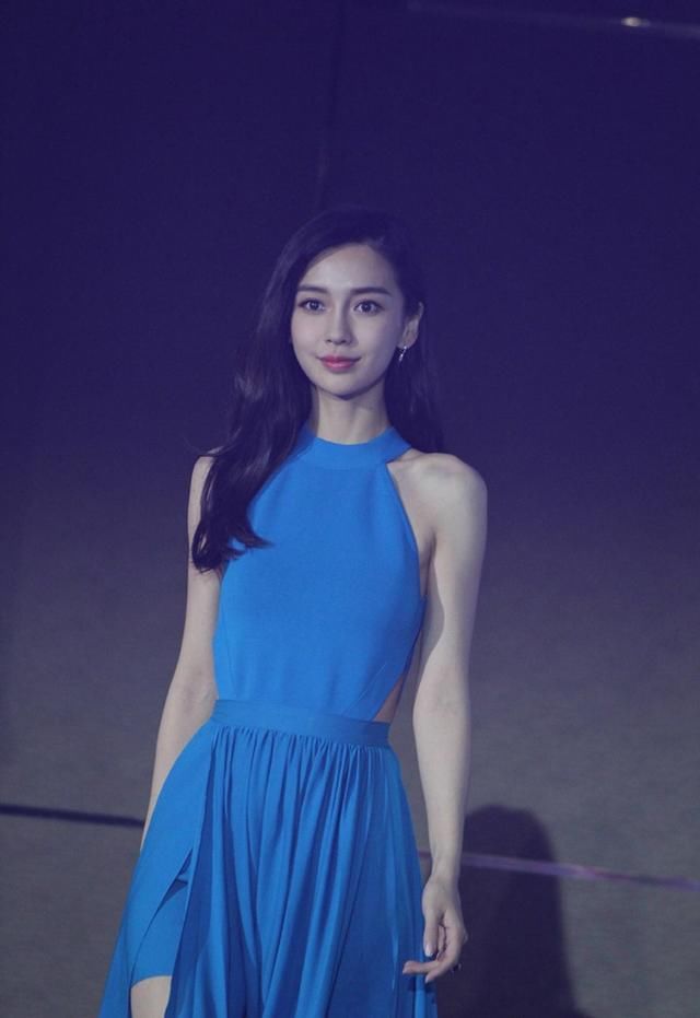 Angelababy又穿蓝裙出席活动，未修图照片流出，惊艳众人！