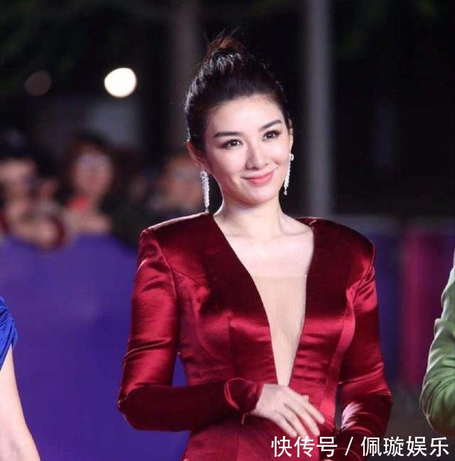 看了蒋勤勤的深V礼服,再看黄奕,才知道女人味的差距有多大!