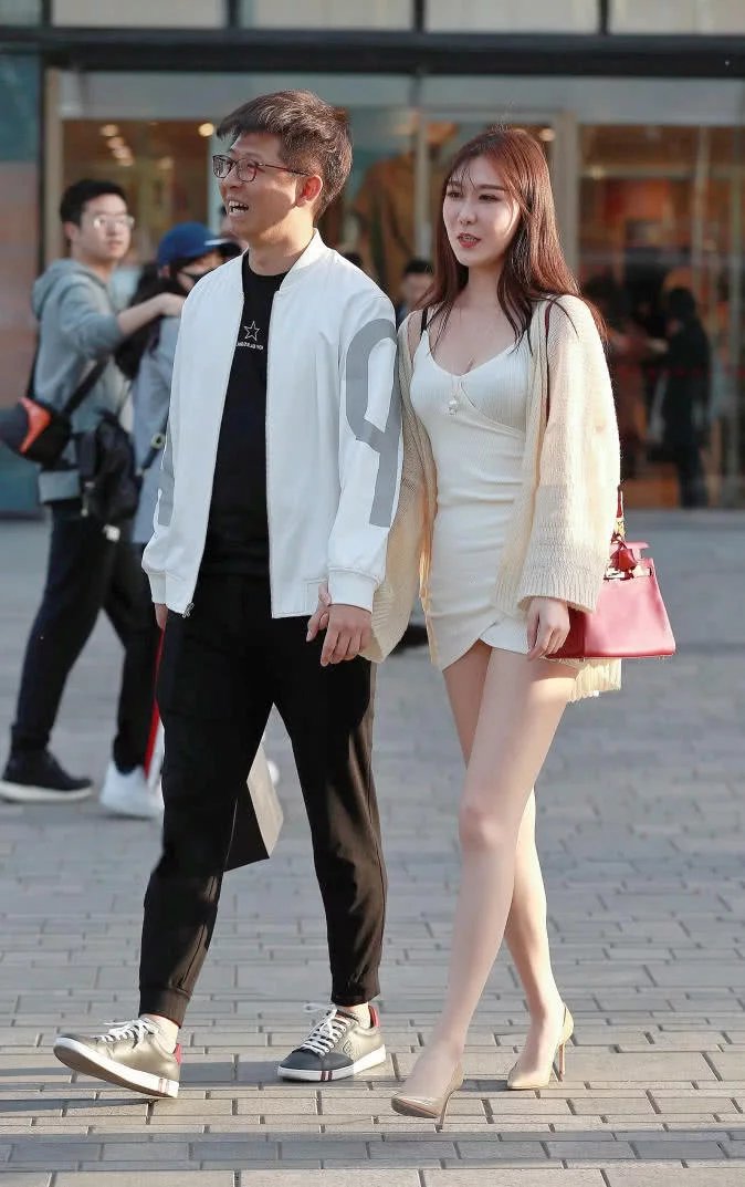 气质小姐姐修身穿搭完美的展现了小姐姐的身材曲线，十分的性感妩