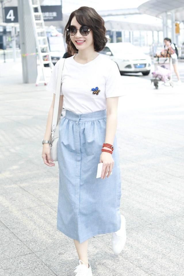 陈数携手儿子现身，网友:太像姐弟了