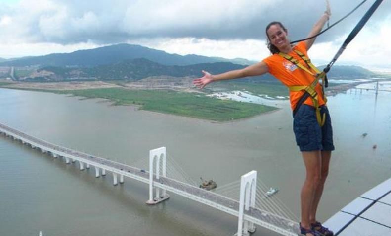 澳门地标建筑观光塔，338米高，让人心跳的空中蹦极你敢玩吗