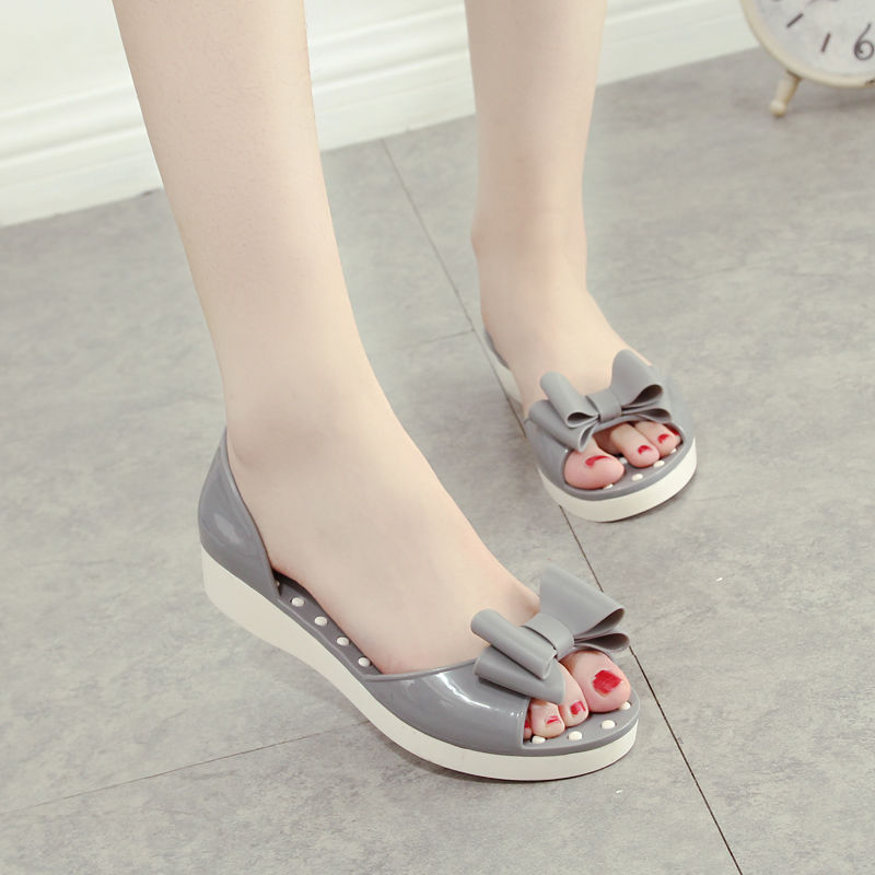 别穿累脚高跟鞋了，超火时尚果冻凉鞋，柔软舒适，气质不输高跟鞋